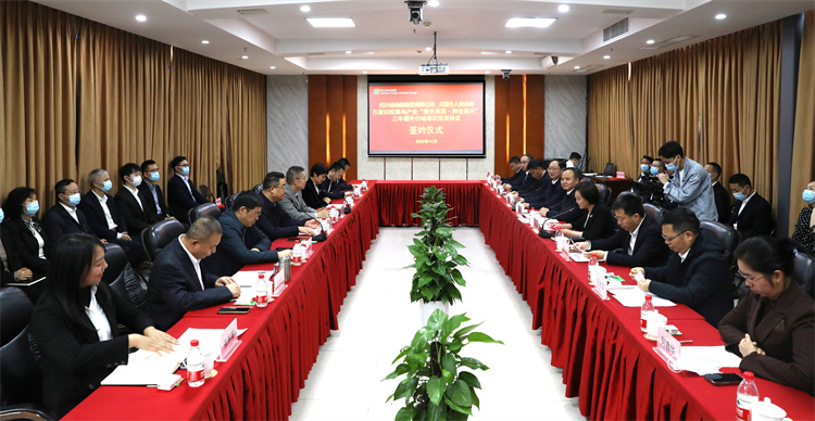 集團(tuán)公司與萬源市人民政府正式簽訂《萬源舊院黑雞產(chǎn)業(yè)“綠色發(fā)展、種業(yè)振興”三年提升行動(dòng)項(xiàng)目投資協(xié)議》
