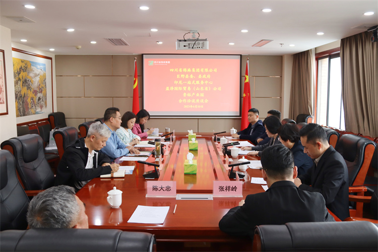 集團(tuán)公司召開(kāi)與巨野縣委、縣政府，盈澤國(guó)際貿(mào)易（山東?。┕荆∧嵋徽臼椒?wù)中心，山東魯裕冷鏈物流公司合作洽談座談會(huì)