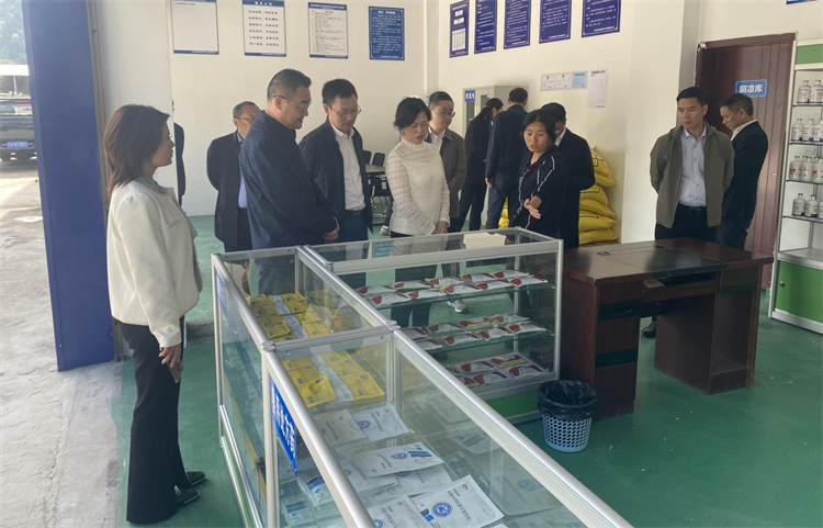 四川省供銷社黨組成員、理事會(huì)副主任、一級(jí)巡視員楊武秀帶隊(duì)到萬(wàn)源調(diào)研集團(tuán)舊院黑雞產(chǎn)業(yè)發(fā)展工作